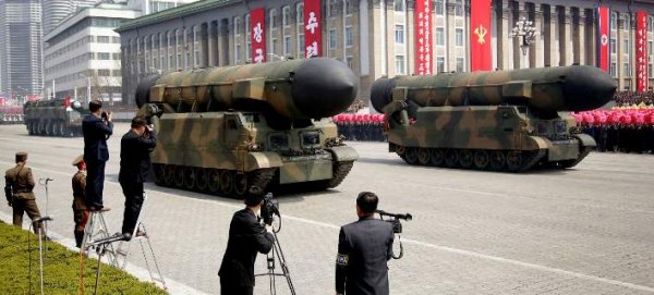Η Βόρεια Κορέα μεταφέρει διηπειρωτικό πύραυλο στις ακτές