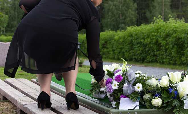 Απίστευτο! Γυναίκα πενθούσε για 14 χρόνια σε κάθε εύκαιρη κηδεία για να τρώει τζάμπα
