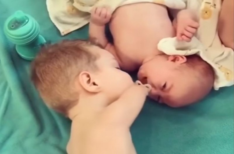 Βίντεο που ραγίζει καρδιές: 3χρονος γεννημένος χωρίς άκρα δίνει την πιπίλα στο μικρό του αδερφάκι