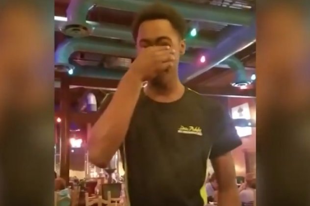 Η συγκινητική αντίδραση σερβιτόρου όταν πελάτης τού δίνει φιλοδώρημα 300 δολάρια (βίντεο)