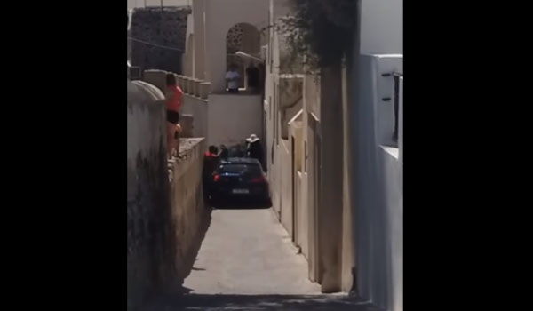 Αυτοκίνητο σφήνωσε στα σοκάκια της Σαντορίνης [βίντεο]