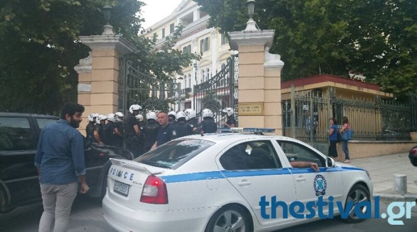 Αντιεξουσιαστές εισέβαλαν στο υπουργείο Μακεδονίας-Θράκης