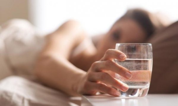 Μην πίνετε νερό από το ποτήρι που έχετε δίπλα σας τη νύχτα – Δείτε γιατί