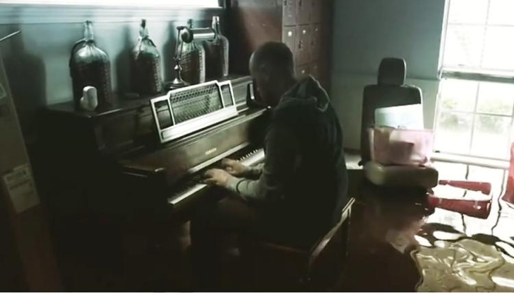 Νεαρός παίζει πιάνο στο πλημμυρισμένο σπίτι του στο Χιούστον και συγκλονίζει [βίντεο]