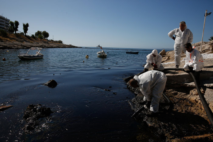 Η ΕΕ έστειλε σκάφος απορρύπανσης για την αντιμετώπιση της πετρελαιοκηλίδας