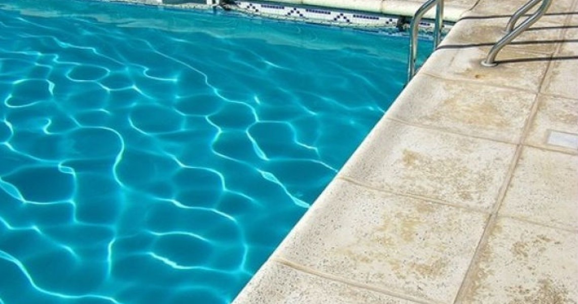 Κρήτη: Δεν θα πιστεύετε τι βρήκε τουρίστρια στον πάτο πισίνας