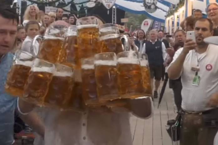 Γερμανός σερβιτόρος μετέφερε 27 λίτρα μπύρας χωρίς να χυθεί σταγόνα [βίντεο]