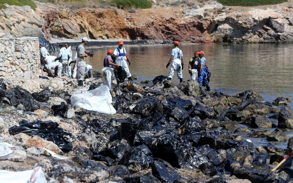 Οι δήμαρχοι Αλίμου και Γλυφάδας κατέθεσαν μήνυση για τη θαλάσσια ρύπανση