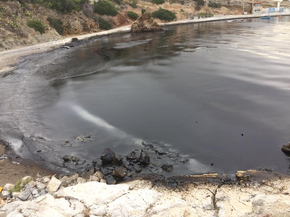 Σαλαμίνα: Ρύπανση πετρελαιοειδών και πίσσας στις ακτές από βύθιση δεξαμενόπλοιου