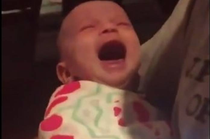 Μωρό σταμάτησε να κλαίει με το που άκουσε τον ύμνο του Champions League [βίντεο]