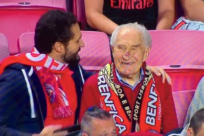 Εγγονός πήγε στο γήπεδο με τον 95χρονο παππού του και έγινε viral [βίντεο]