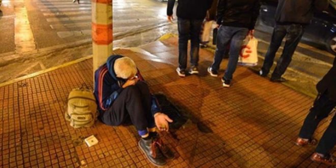 Τραγικό στην Αθήνα: Φοιτήτρια είδε στον δρόμο τον άστεγο πατέρα της και τον…