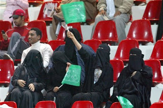Πρώτη φορά στο γήπεδο οι γυναίκες της Σαουδικής Αραβίας