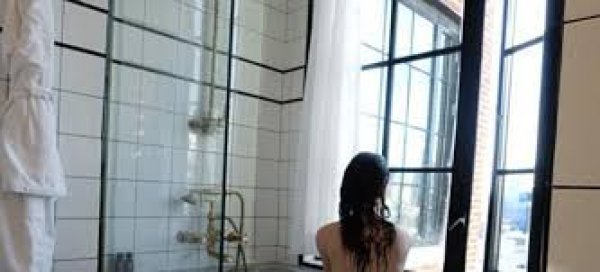 Ελληνίδα ηθοποιός ποζάρει γuμνή στην μπανιέρα της (φωτό)