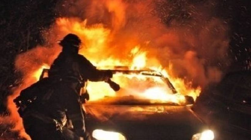 Χανιά: Μητέρα και παιδιά εγκατέλειψαν το αυτοκίνητο πριν καεί ολοσχερώς