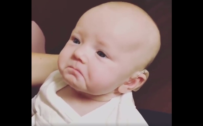 Κωφό μωρό ακούει για πρώτη φορά τη φωνή της μητέρας του – Η αντίδρασή του θα σας συγκινήσει (βίντεο)