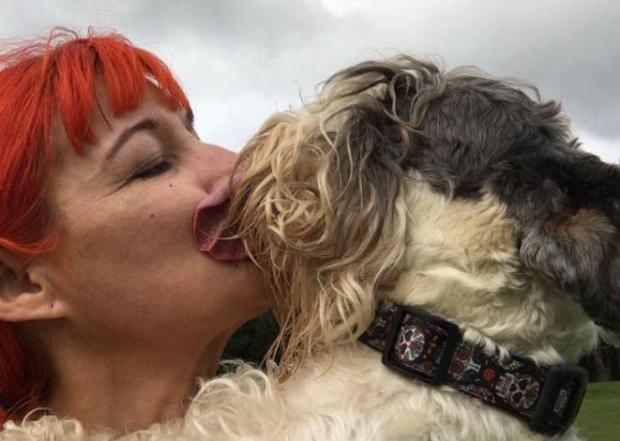 Γυναίκα παντρεύτηκε τον σκύλο της πριν 8 χρόνια – "Είναι τέλειος για μένα" δηλώνει σήμερα [φωτο]