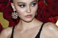 H Lily-Rose Depp σου δείχνει πώς πρέπει να είναι το glam party outfit