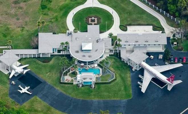 Το ασύλληπτο παλάτι του John Travolta που διαθέτει μέχρι και… αεροδρόμιο! Θα πάθετε πλάκα με το εσωτερικό του [Εικόνες]