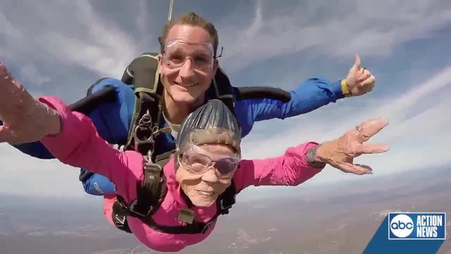 94χρονη γιορτάζει τα γενέθλια της κάνοντας ελεύθερη πτώση (βίντεο)