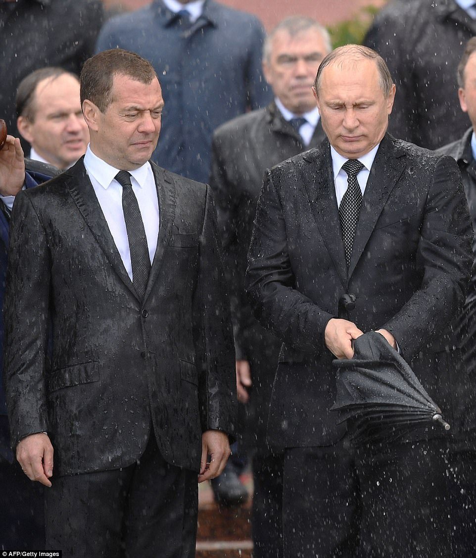 Ο Πούτιν ακίνητος στη βροχή αποτίει φόρο τιμής στους νεκρούς του Β’ Παγκοσμίου Πολέμου