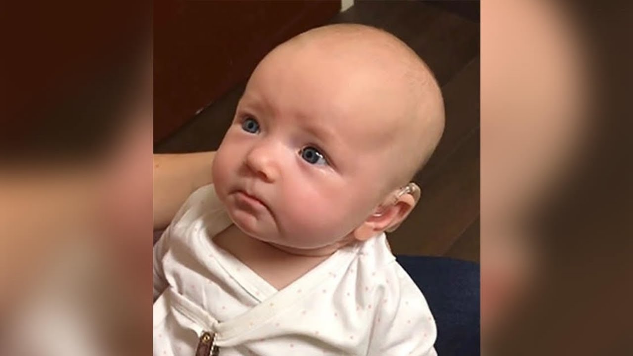 Η συγκινητική στιγμή που ένα μωρό ακούει για πρώτη φορά τη φωνή της μαμάς του [βίντεο]