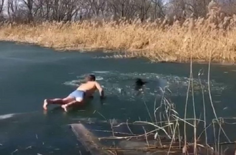 Νεαρός βούτηξε σε παγωμένη λίμνη για να σώσει ένα σκύλο [βίντεο]