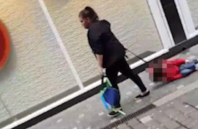 Τι απαντά η Βρετανή που έσερνε με λουρί το αυτιστικό παιδί της στο κέντρο του Λίβερπουλ (βίντεο)