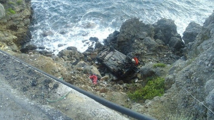 Αυτοκίνητο έπεσε σε γκρεμό στην Κρήτη – Σώοι οι επιβαίνοντες