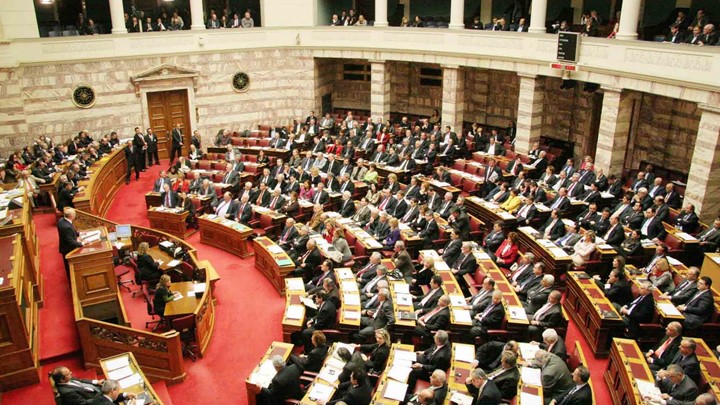 Βουλή: Με τη διαδικασία του κατεπείγοντος το νομοσχέδιο για το «κοινωνικό μέρισμα»
