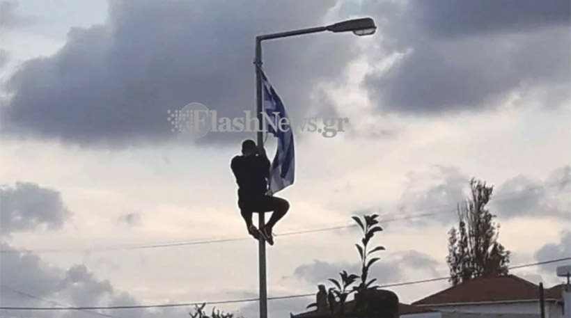 Ηράκλειο: Μαθητής ύψωσε την ελληνική σημαία σε στύλο φωτισμού και πήρε αποβολή