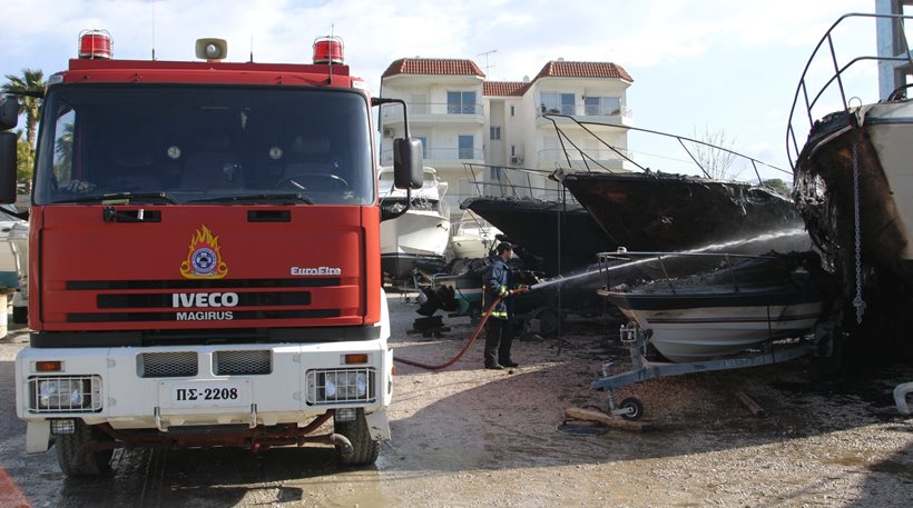 Συναγερμός στη Γλυφάδα: Φωτιά σε σκάφη και οχήματα