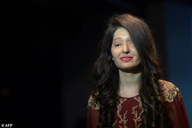 Ινδία: Γυναίκες που δέχθηκαν επίθεση με οξύ έκαναν επίδειξη μόδας