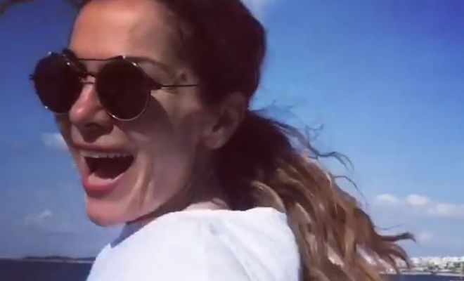 Η Δέσποινα Βανδή πήγε για τρέξιμο με τον γιο της δίπλα στη θάλασσα! [Βίντεο]