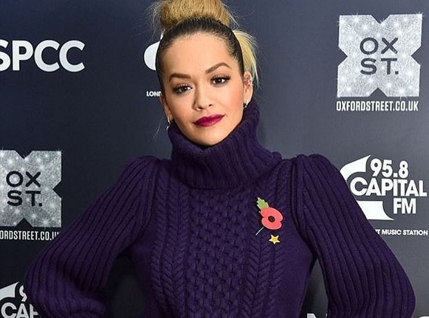 H Rita Ora προτείνει τον πιο stylish τρόπο για να φορέσεις πουλόβερ