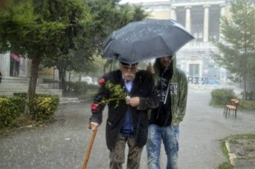 Υπό καταρρακτώδη βροχή κατέθεσε λουλούδια στο Πολυτεχνείο ο Γλέζος