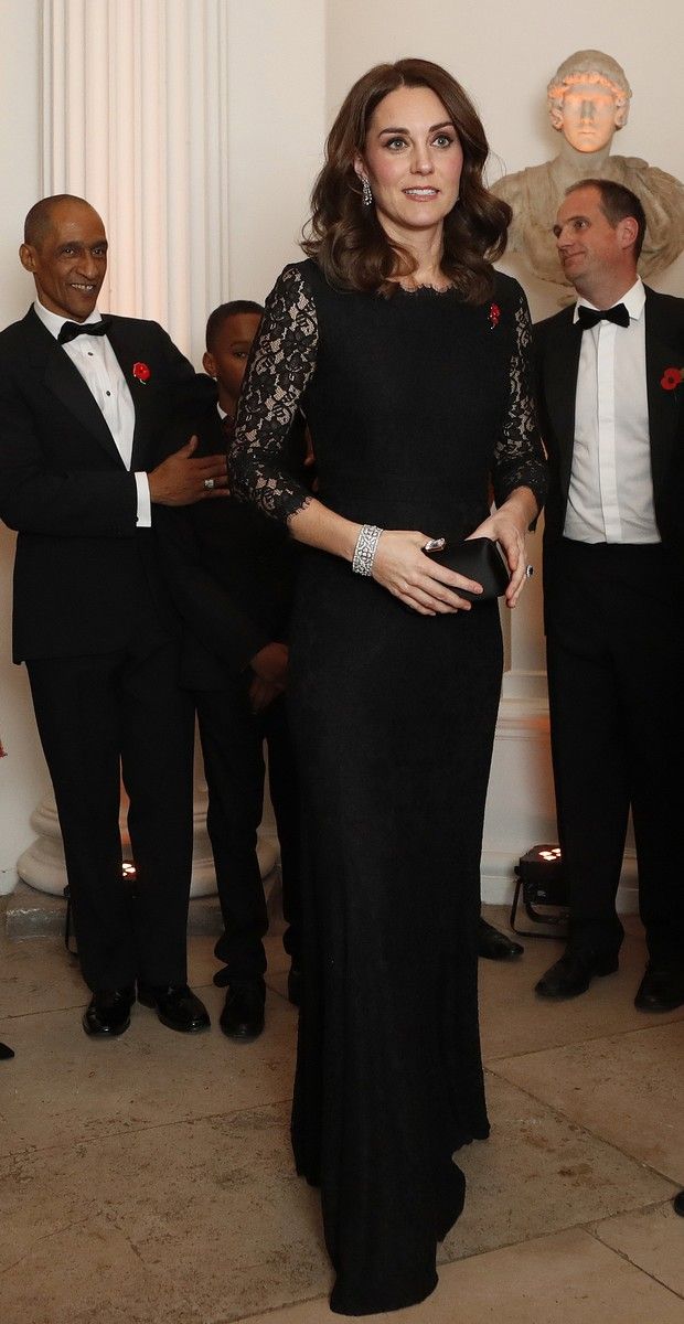 Η κομψή εμφάνιση της Kate Middleton με φουσκωμένη κοιλίτσα
