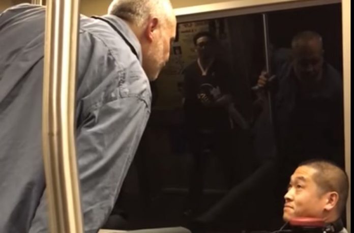 Ρατσιστής επιτέθηκε σε Ασιάτη στο μετρό και δεν αντέδρασε κανείς [βίντεο]