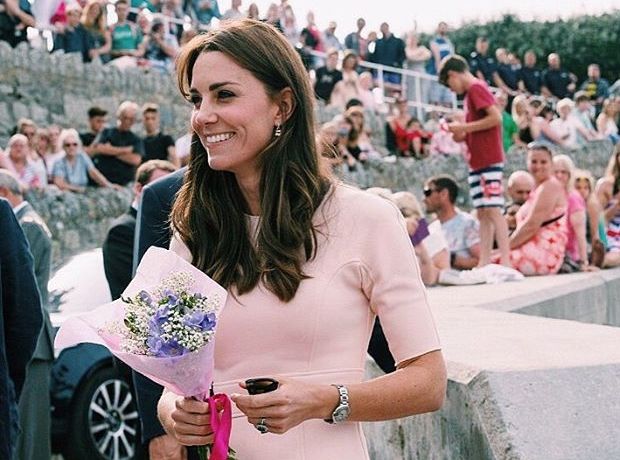 Η Kate Middleton φόρεσε το πιο κομψό φόρεμα για να γιορτάσει τον αρραβώνα του Harry με την Meghan