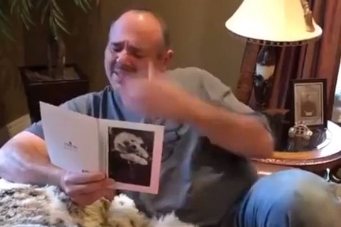 Η συγκινητική αντίδραση ενός άντρα όταν μαθαίνει πως η οικογένειά του υιοθέτησε κουτάβι [βίντεο]