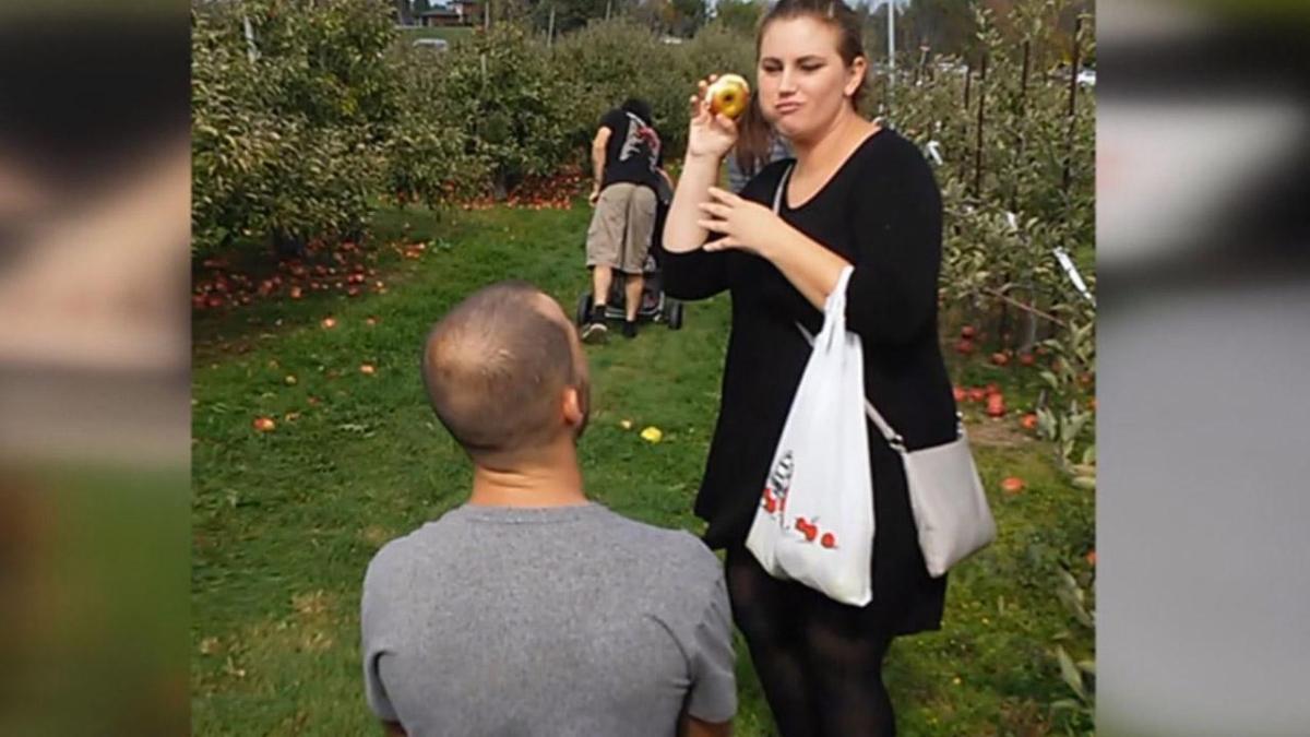 Της έκανε πρόταση γάμου κι εκείνη του πέταξε ένα μήλο στο κεφάλι [βίντεο]