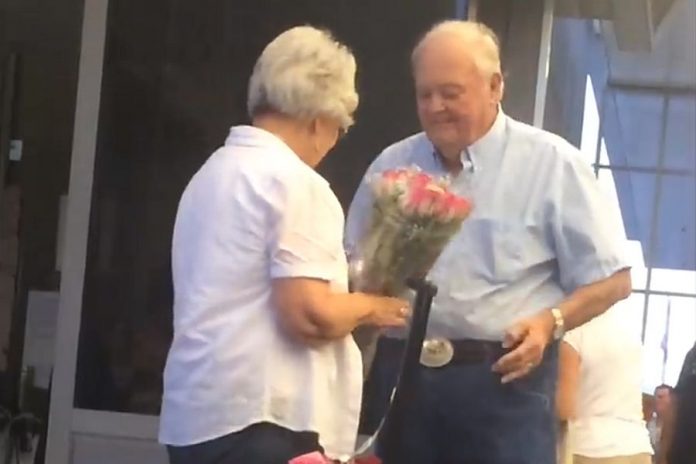 Ηλικιωμένος περιμένει με λουλούδια τη σύζυγό του στο αεροδρόμιο και γίνεται viral [βίντεο]