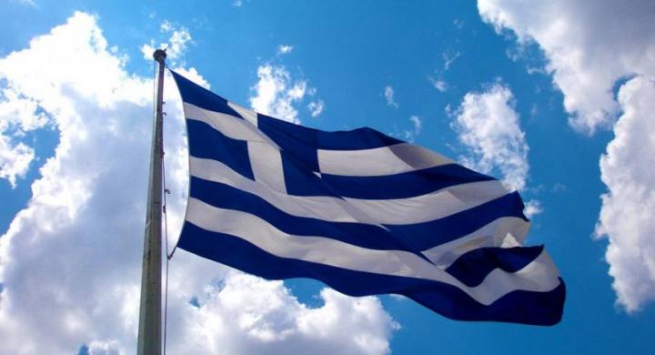 Κρήτη: Γέμισαν με ελληνικές σημαίες το σχολείο που τιμωρήθηκε ο μαθητής