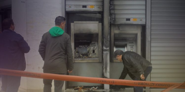 Επίθεση με γκαζάκια σε τράπεζα στο Ηράκλειο