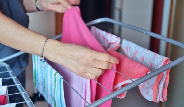 Από τι κινδυνεύετε αν απλώνετε τα ρούχα σας μέσα στο σπίτι