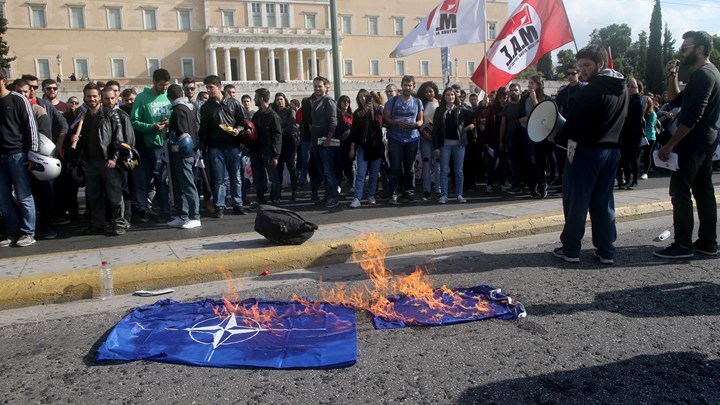 Φοιτητές έκαψαν τις σημαίες της Ε.Ε. και του ΝΑΤΟ έξω από τη Βουλή