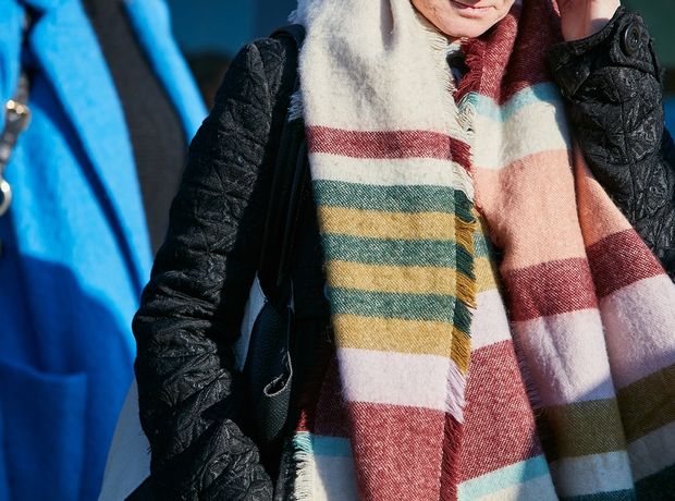 Blanket scarf: Το στιλάτο αξεσουάρ που θα σε κρατήσει ζεστή