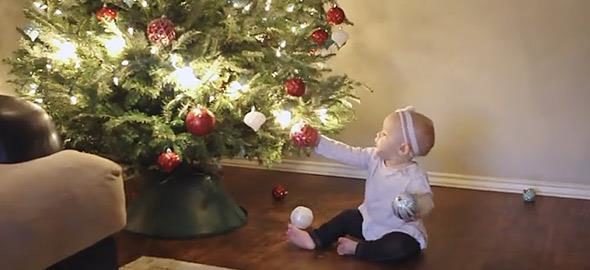 Πώς είναι τα Χριστούγεννα όταν έχεις μωρό σε ένα βίντεο βγαλμένο απ’ τη ζωή