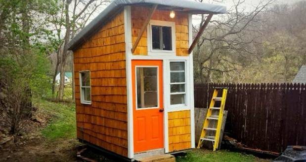 13χρονος έχτισε αυτό το μικροσκοπικό σπίτι, με μόλις 1.500€. Μόλις δείτε πως είναι από μέσα