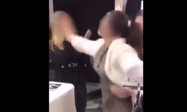 Βόλος: Απατημένη σύζυγος μπήκε σε κατάστημα και χαστούκισε την ερωμένη του άνδρα της (βίντεο)